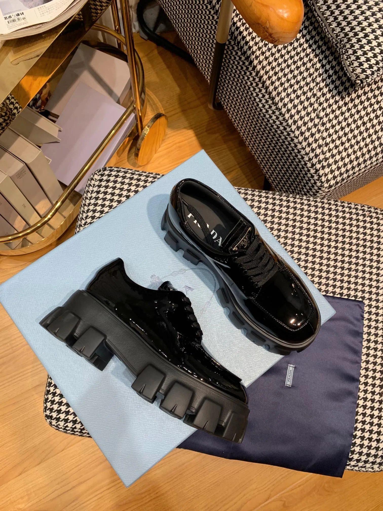 👟👟Ex-factory price 480👟👟 Women's shoes women's clothing ss23 Prada Prada ✨ 💥The T-stage catwalk model "Dream Never Sleeps" can be used on important occasions. It has an aristocratic feel and is perfect on the feet💃💃The entire series is full of exciting and unexpected combinations of elements, with a strong artistic flavor, allowing you to appreciate the ever-changing style of Prada girls. 1⃣ Upper: cowhide with open edge beads/patent leather 2⃣ Lining: imported sheepskin 3⃣ Outsole: lightweight foam outsole Size 35M-40M
